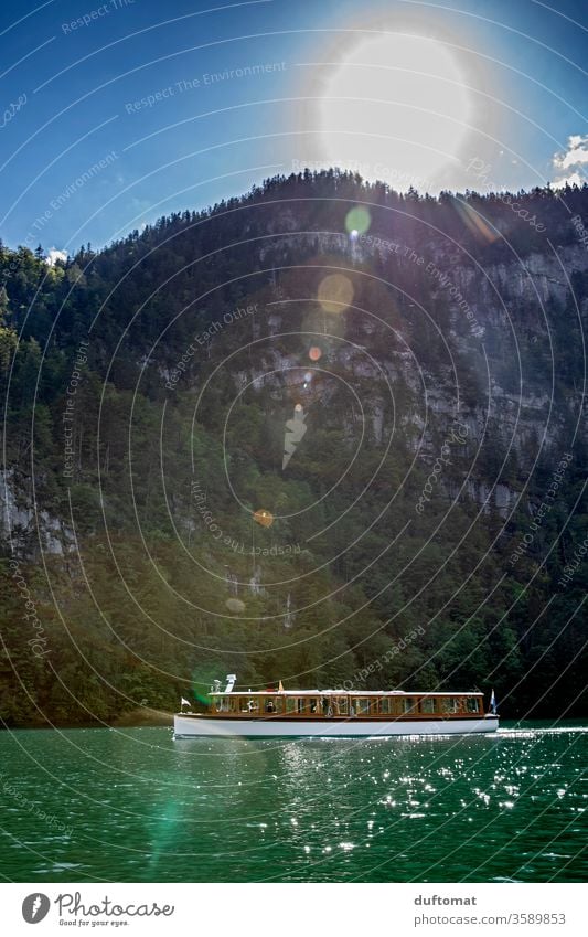 Schiff auf dem Königsee, vom Wasser aus gesehen. Bergblick Berchtesgadener Alpen Berchtesgadener Land Berge Königseeschiffahrt Schifffahrt Tourismus blau grün