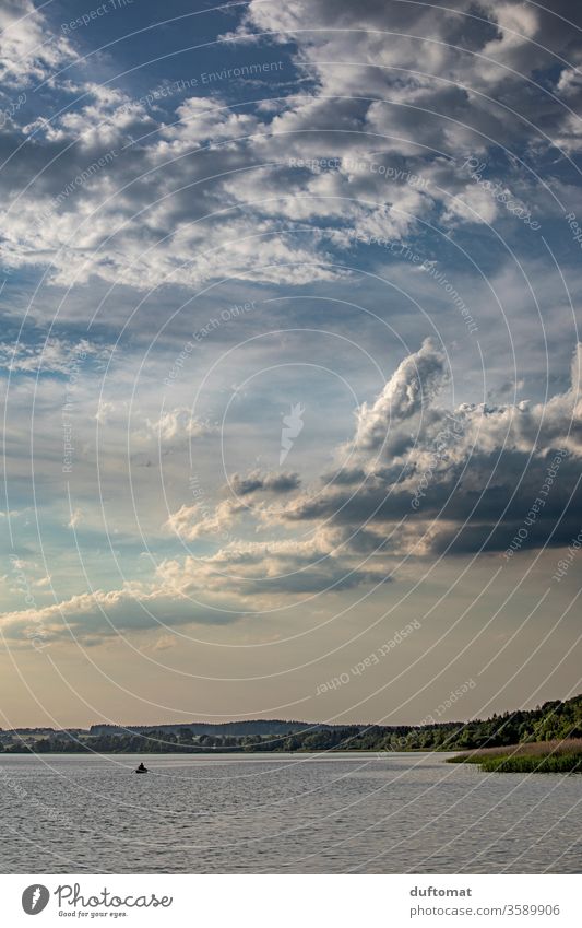 Seeufer mit Wolkenhimmel Wasser Landschaft Natur Himmel Umwelt ruhig blau Wasseroberfläche natürlich Freizeit Ruderboot Erholung Berge u. Gebirge Schönes Wetter