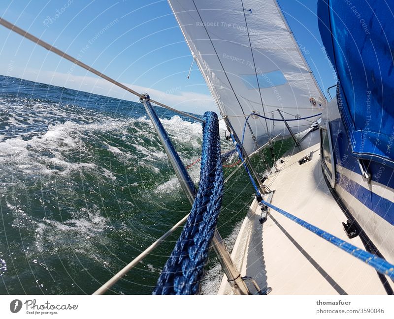 Segelboot in Fahrt auf dem Meer, Gischt, Segel Sonne Seefahrt Ostsee Wasser Himmel Ferien & Urlaub & Reisen Freiheit Abenteuer Jacht Segelschiff Bootsfahrt