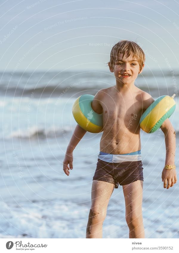 der Junge und der Ozean Schwimmen & Baden Badebekleidung Meer Toskana Freude Ferien & Urlaub & Reisen Wasser Sommer Kind Strand Spielen Sand sandig klein nass