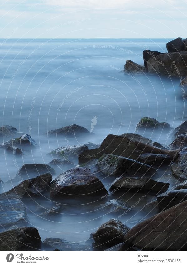 Küste Meer Wellen Langzeitbelastung Steine neblig Ferien & Urlaub & Reisen Felsen Farbfoto Landschaft Außenaufnahme Emotiondesign Tag Abenteuer Wasser Strand