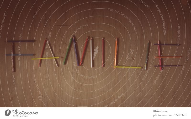 Wort aus Buntstiften Schreibstift malen Nahaufnahme Innenaufnahme mehrfarbig Schreibwaren Hintergrund neutral Farbstift zeichnen Vogelperspektive bunt