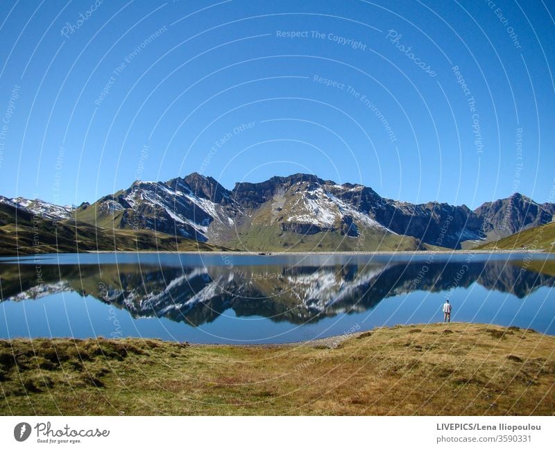 Ein Mann, der sich über die schöne Landschaft wundert blau Textfreiraum Tag Tageslicht Expedition erkunden Hohe Höhenlage See Männer Berge Natur Gipfel Person