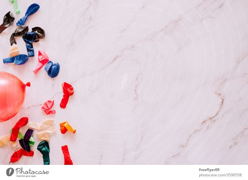 Flache Lage von entleerten Wasserballons vor einem Marmorhintergrund Wasserbomben Ballons Sommer Freizeit Spiele flache Verlegung Flachlegung Textfreiraum