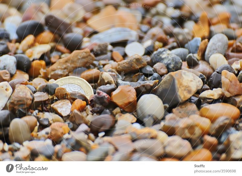 nicht gesucht und doch gefunden Steine Geld Münze Geldmünze Schatz Vielfalt bunte Mischung Suche versteckt Fundstück Versteck Steinstrand Schatzsuche