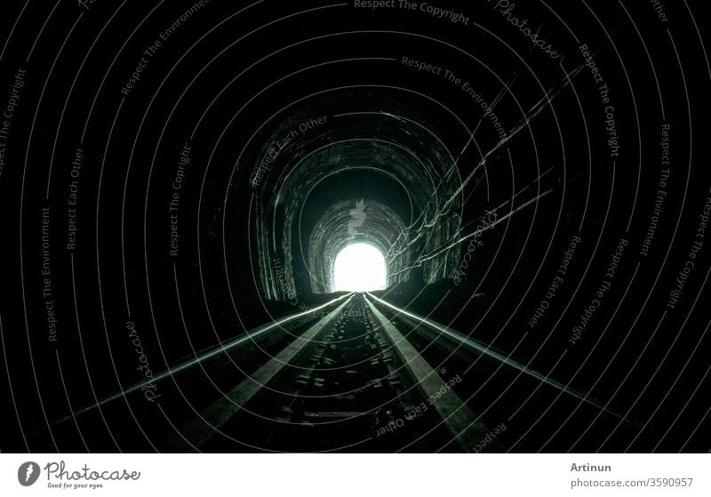 Eisenbahntunnel. Alte Eisenbahn in Höhle. Hoffnung auf Leben am Ende des Weges. Eisenbahn eines Lokomotivzuges in Thailand. Alte Architektur. 1914 erbauter Eisenbahntunnel. Reisen und Hoffnung am Zielort.