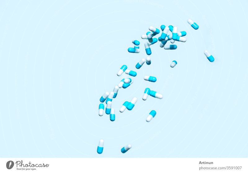 Blau-weiße Kapselpille fällt herunter. Antibiotika-Konsum mit vernünftigem. Antibiotika-Resistenz. Pharmazeutische Industrie. Antimikrobieller Arzneimittelmarkt. Wechselwirkung von Arzneimitteln. Arzneimittelgebrauch im Krankenhaus.