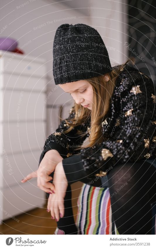 Nachdenken über ein Kind in warmer Kleidung zu Hause nachdenklich Kindheit heimwärts cool Stil besinnlich Freizeit Komfort charmant Maniküre Windstille