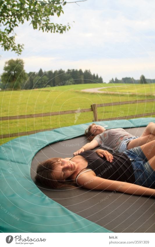 Entspannung Kinder Mädchen teenager Jugendliche liegen schlafen ausruhen entspannend entspannung Pause Pause machen faulenzen chillig chillen Trampolin träumen