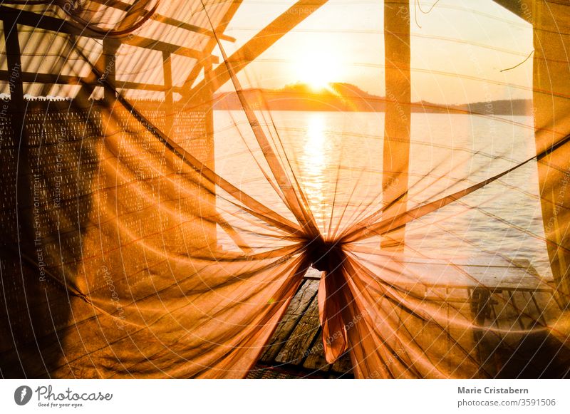 Sonnenuntergangslicht scheint durch ein seidenes Vordach in einem Sommerbungalow auf der Insel Koh Sdach oder auf King's Island in Kambodscha am Golf von Thailand