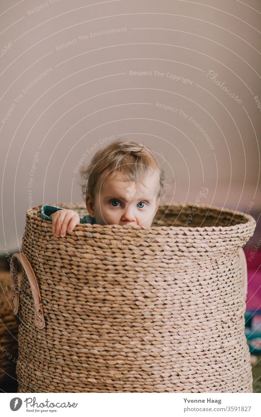 Babyblick aus einem Korb lachendes kind kleines kind kleiner Junge kleines Mädchen strahlend versteckend Erholung Kindererziehung Kindheitserinnerung Stimmung