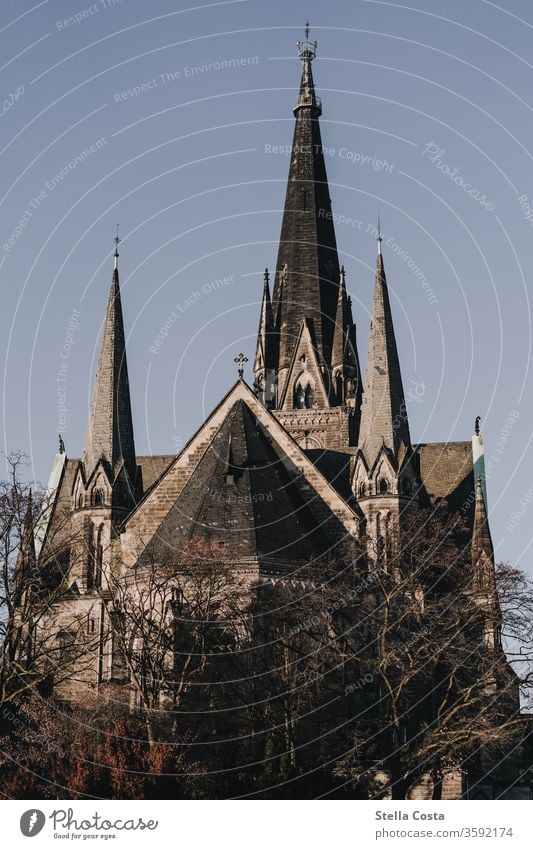 Kirchturmspitze Kirche Religion & Glaube religion religiös religionsfreihet Froschperspektive Bild einer kirche farbig Farbfoto Winter sonnig