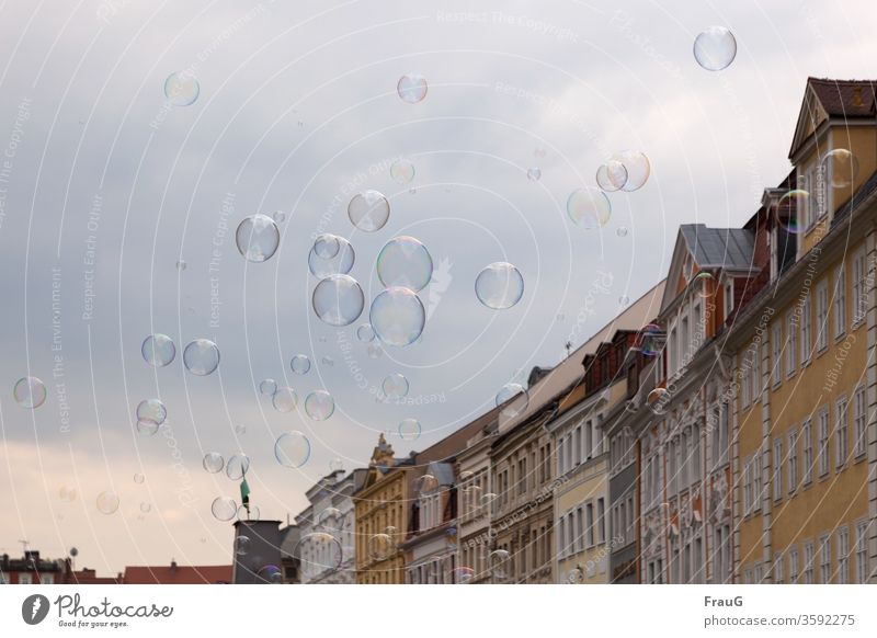 aufgeblasen| Seifenblasen Stadt Stadtzentrum Altstadt Gebäude Häuserzeile Fassade historisch Architektur Himmel viele schweben bunt schillernd groß und klein