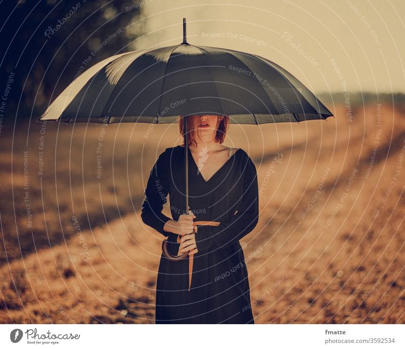 Frau mit Regenschirm frau regenschirm schutz sonne wetter verstecken