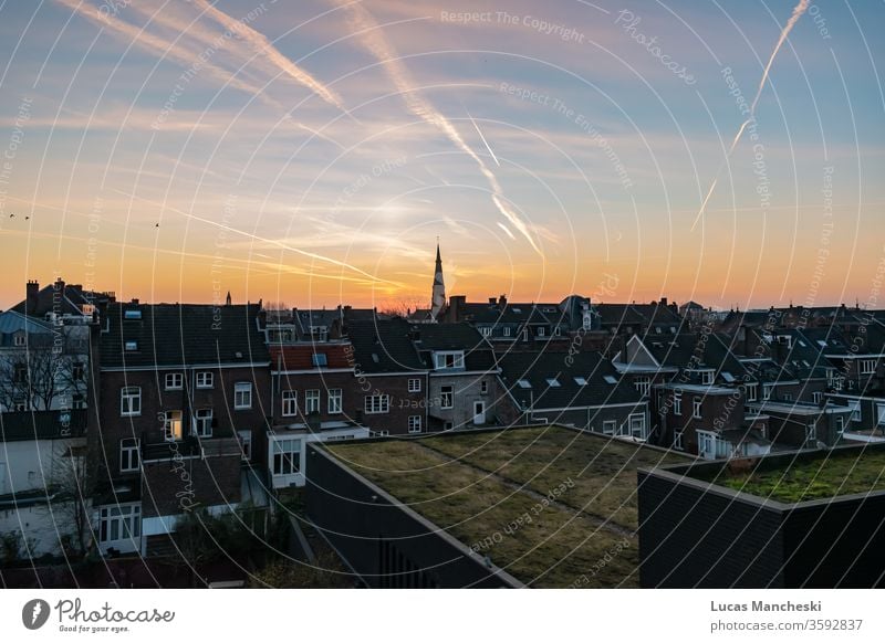 Sonnenuntergang in Maastricht, Niederlande Europa Appartement Architektur Ehrfurcht Hintergrund schön blau Gebäude beruhigend Kirche Großstadt Cloud farbenfroh