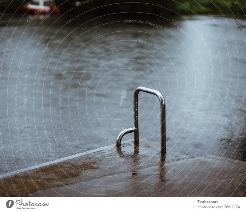 Badestelle mit Haltegriff am Ufer im Regen Baden Haltebügel Chrom Steg Fluss Flussufer Seeufer glänzend Einstieg nass rutschig Sommerregen Gegensätze