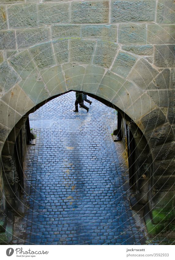 Schritte am Stadttor vorbei alt Torbogen Altstadt historisch Durchblick Symmetrie Wege & Pfade Bewegung gehen Silhouette unten Fußgänger Architektur