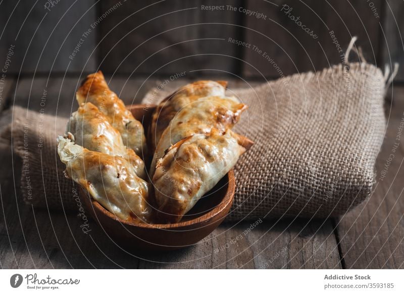 Köstliche hausgemachte Umsätze mit Fleisch und Gemüse Gebäck Pasteten Umsatz selbstgemacht Lebensmittel gebacken besetzen Spinat Tomate Tradition Spanisch