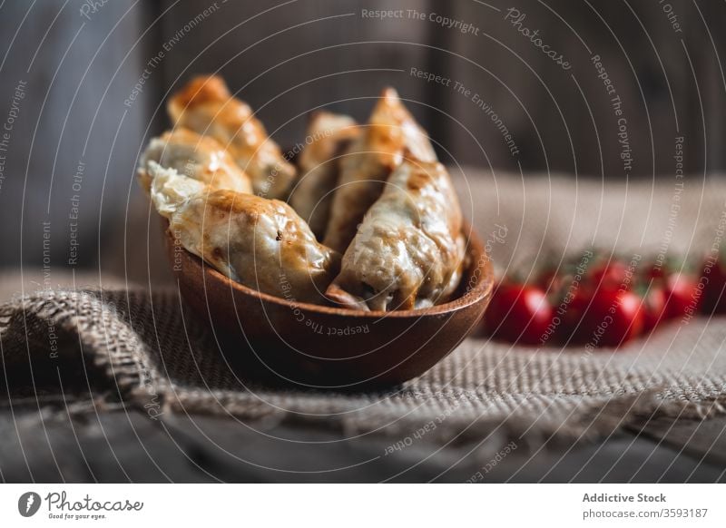 Köstliche hausgemachte Umsätze mit Fleisch und Gemüse Gebäck Pasteten Umsatz selbstgemacht Lebensmittel gebacken besetzen Spinat Tomate Tradition Spanisch