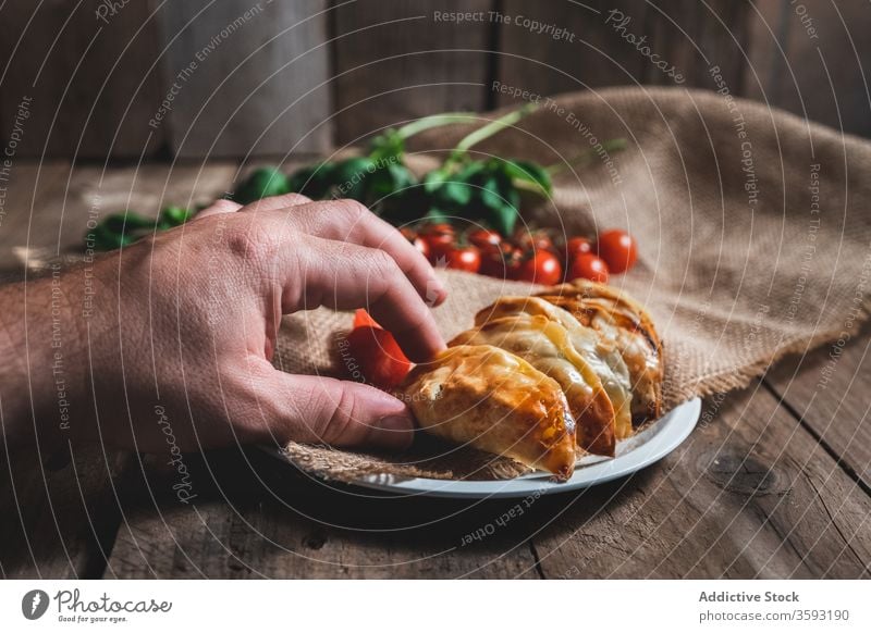 Köstliche Wendepasteten mit Tomaten und Kräutern Gebäck Pasteten Umsatz selbstgemacht Lebensmittel gebacken besetzen Spinat Tradition Spanisch appetitlich