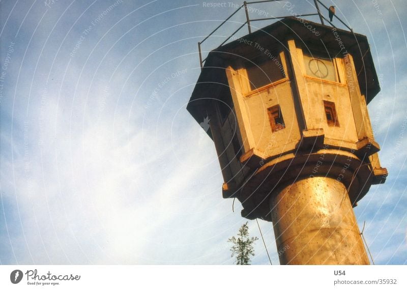 Grenzpunkte Mauer Grenzposten Wachturm Wolken Grenze Grenzübergang Angst historisch DDR Himmel Turm Republikflucht