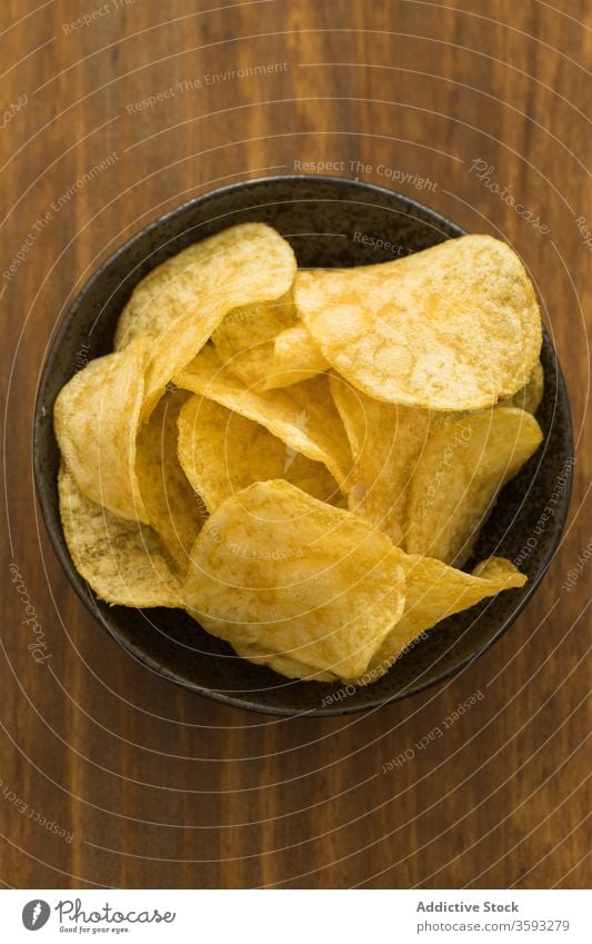 Schüssel mit Kartoffelchips auf dem Tisch Chip Knusprig Haufen Schalen & Schüsseln Snack Fastfood geschmackvoll Junk Food lecker Lebensmittel Amuse-Gueule