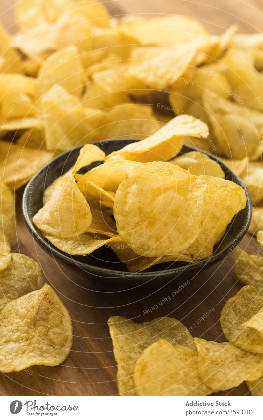 Schüssel mit Kartoffelchips auf dem Tisch Chip Knusprig Haufen Schalen & Schüsseln Snack Fastfood geschmackvoll Junk Food lecker Lebensmittel Amuse-Gueule