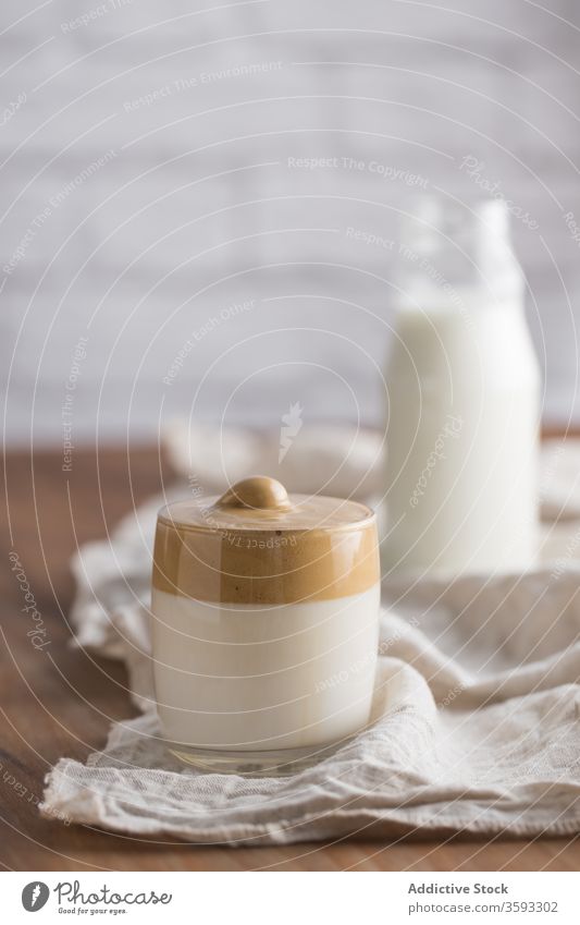 Köstlicher Dalgona-Kaffee auf dem Tisch in der Küche dalgona-kaffee gepeitscht melken lecker Getränk kalt selbstgemacht geschmackvoll Erfrischung trinken Glas