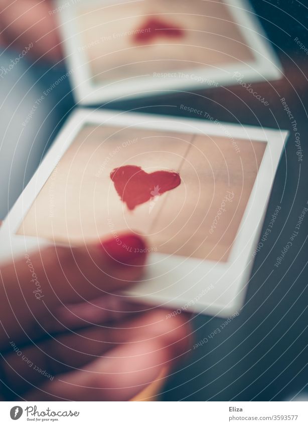 Liebe geben Herz Polaroid Erinnerung Spiegel Selbstliebe Spiegelung Gefühle Foto Frau Hand Nagellack lackierte nägel Verliebtheit Entwurf blau