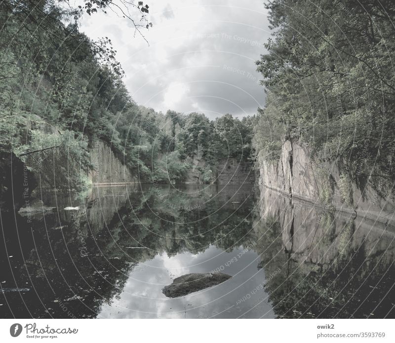 Canyon Steinbruch See Granit Wasser Panorama (Aussicht) Menschenleer Außenaufnahme Natur Landschaft Farbfoto Himmel Felsen Umwelt Schönes Wetter Wolken