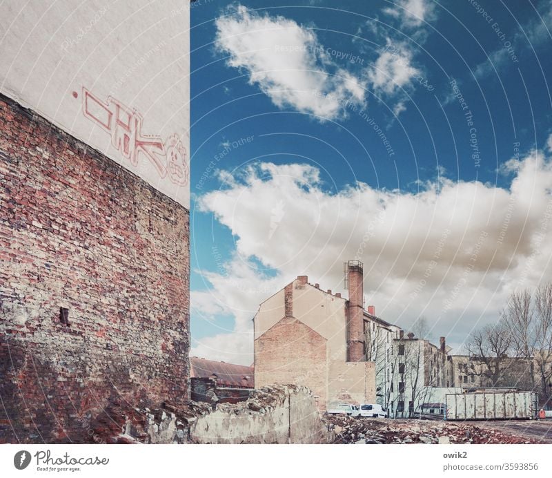 Gutes altes Görlitz Ruine Abrissgebäude schäbig Leerstand historisch Umwelt Kontrast Baustelle Himmel Schatten Mauerreste braun Textfreiraum oben Innenaufnahme