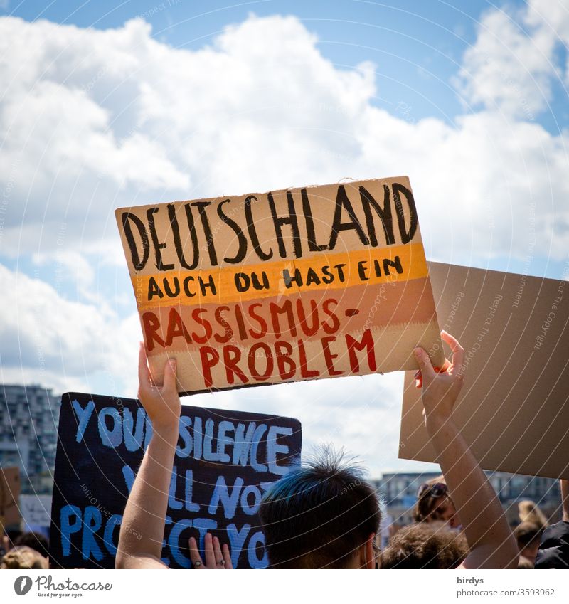 Auch Deutschland hat ein Rassismusproblem. Demonstration in Köln " blacklivematters " gegen Rassismus , Auslöser des Protests war der durch Polizeigewalt zu Tode gekommene Schwarze George Floyd.