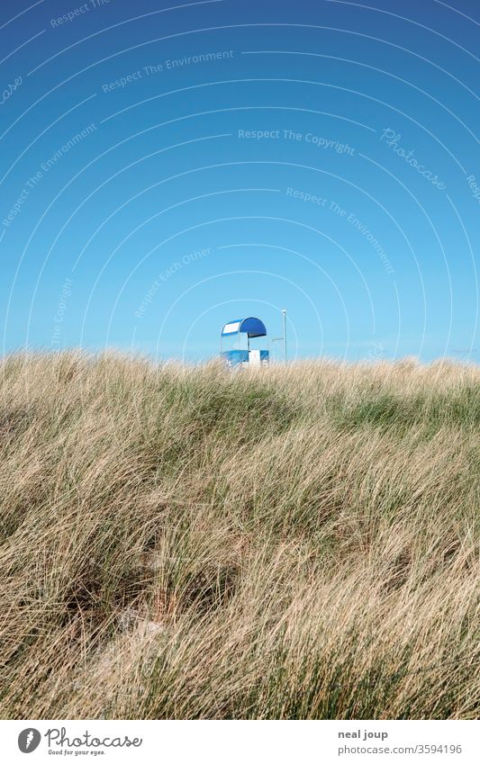 Aufsichtsturm hinter Dünengras Aussicht Sicherheit Ferne Horizont blauer Himmel Sommer verstecken bewacht Fernglas Weitsicht Perspektive Erholung schönes Wetter