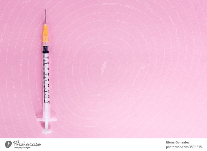 Draufsicht-Spritze auf rosa Hintergrund zur Prävention von Coronaviren. Covid-19-Kit. Platz zum Kopieren. Medizinisches Konzept. Coronavirus Seuche Impfstoff