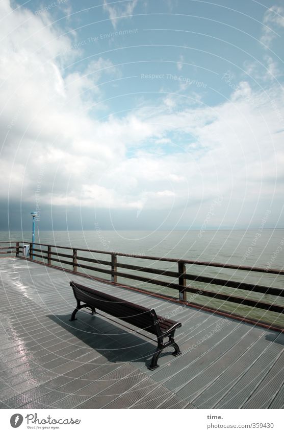 nach dem Regen Ferien & Urlaub & Reisen Tourismus Bank Brückengeländer Wasser Himmel Wolken Horizont Schönes Wetter Küste Ostsee Zingst Zingster Seebrücke