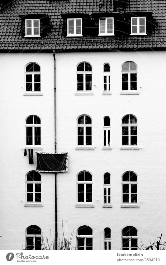 Wäscheleine an Hausfassade Wäsche waschen Haushalt Stadtleben trocknen Haushaltsführung Waschtag aufhängen Häusliches Leben Bekleidung Alltagsfotografie