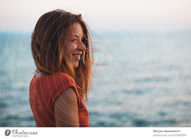 Junge Frau genießt Sonnenuntergang am Strand lässig Glück Lifestyle Sonnenaufgang MEER Meer Wasser reisen Urlaub genießend Feiertag Sommer Freiheit im Freien