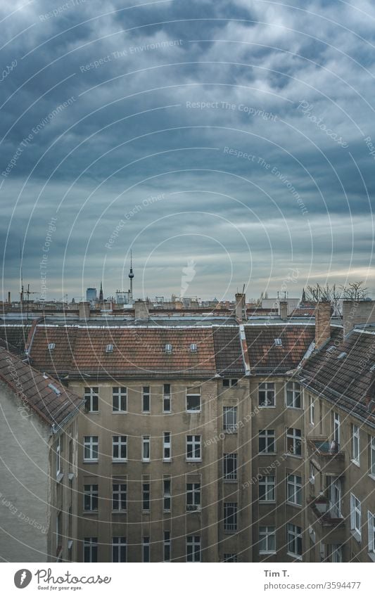 der Himmel über Berlin Altbau Prenzlauer Berg Altstadt Stadtzentrum Außenaufnahme Hauptstadt Menschenleer Tag Haus Farbfoto Fenster Bauwerk Gebäude Hinterhof