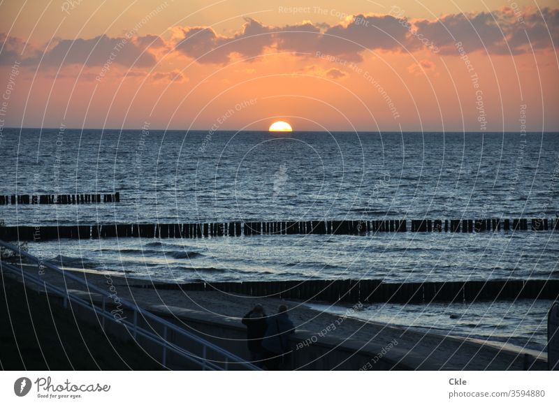 Kühlungsborn Ostsee Strand Buhne Sonnenuntergang Meer Abend Wellen Zuschauer Ausblick Romantik Wolken Himmel Wasser Küste Natur Farbfoto Außenaufnahme