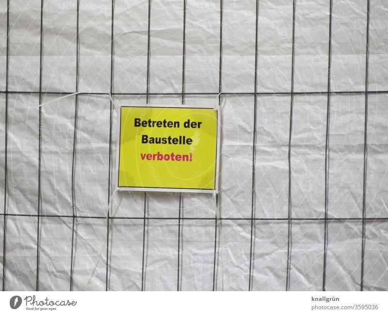 Betreten der Baustelle verboten! Hinweisschild Verbote Metallzaun Zaun Schilder & Markierungen Kabelbinder Plane Muster Linien eckig rechteckig Quadrat verhüllt