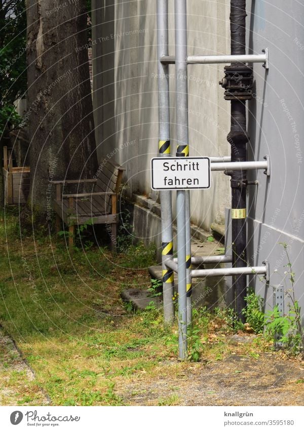 Schritt fahren Schilder & Markierungen Industrieanlage Kommunikation Garten Hintergrund neutral Sitzbank Buchstaben Wort Schriftzeichen Kommunizieren Sprache