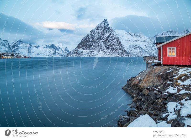 rote Fischerhütte am Fjord im Winter Lofoten," Olstinden Hamnøy Reinefjorden Rorbuer Hütte Hamnöy Stelzenhaus Wasser Winterurlaub Haus Ferienhaus Idylle Urlaub