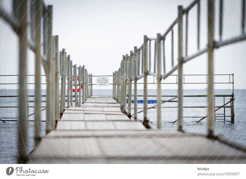 Menschenleere Badeanlage an der Ostsee Meer Steg menschenleer Corona Weg Horizont Freizeit Ferien & Urlaub & Reisen Küste Hinweisschild Brüstung Badestelle