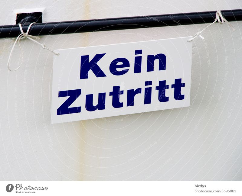 Kein Zutritt, angebundenes Schild mit der Aufschrift : Kein Zutritt Schilder & Markierungen kein zutritt Hinweisschild Verbotsschild Schriftzeichen