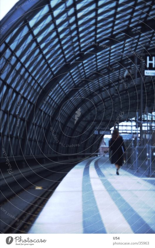 Sehnsucht Frau Eisenbahn Ankunft Zukunft Bahnsteig Lehrter Bahnhof Architektur warten Berlin