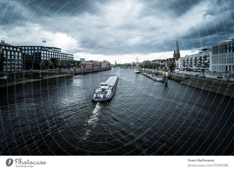 Einsames Schiff auf der Weser in Bremen Meer Wasser Boot blau Himmel Wasserfahrzeug reisen nautisch Schifffahrt Küste Verkehr Außenaufnahme Spedition maritim