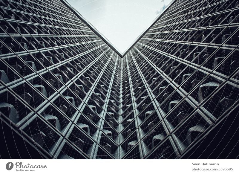 Blick nach oben zu modern er Architektur Perspektive Gebäude Außenaufnahme Himmel Tag Farbfoto Fassade Symmetrie Strukturen & Formen abstrakt Fenster Kontrast