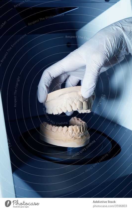 Zahnarzt, der in der Klinik mit gegossenen Zähnen arbeitet gießen Prothesen Zahnersatz Arbeit dental medizinisch Stomatologie Zahnmedizin Gerät Instrument