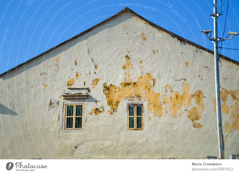 Fenster an einem alten Haus mit abblätternder Farbe in der historischen Stadt Penang, Malaysia kolonial Altstadt Außenseite Kultur heimwärts abblätternde Farbe