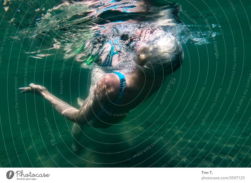 Mädchen im Wasser See Unterwasseraufnahme tauchen Schwimmen & Baden Frau Ferien & Urlaub & Reisen Spielen Wellen girl Freizeit & Hobby Sommer Kleid